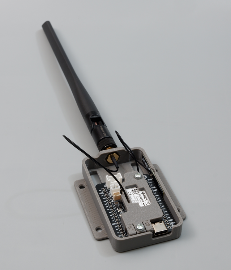 Fully assembled Cubicore Devboard on baseplate with 915 MHz blade antenna attached