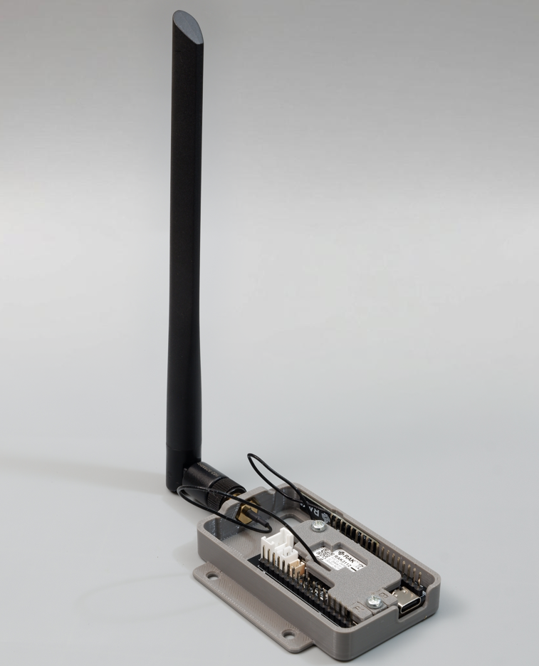 Cubicore Devboard mounted on its baseplate with the antenna locker plate and upright blade antenna