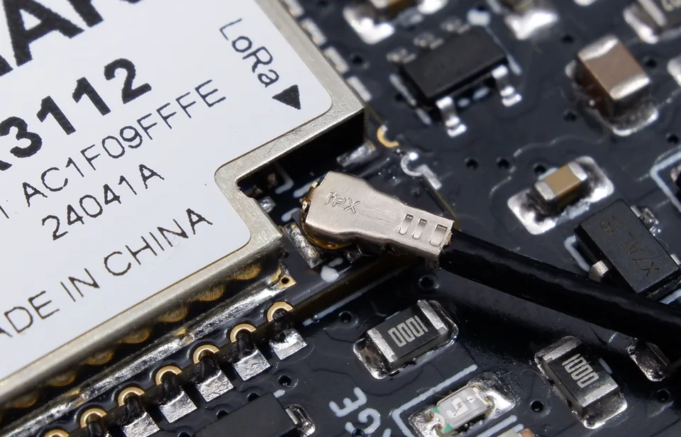 An MHF4 (IPEX) antenna cable connected to the LoRa connector on the RAK3112 module