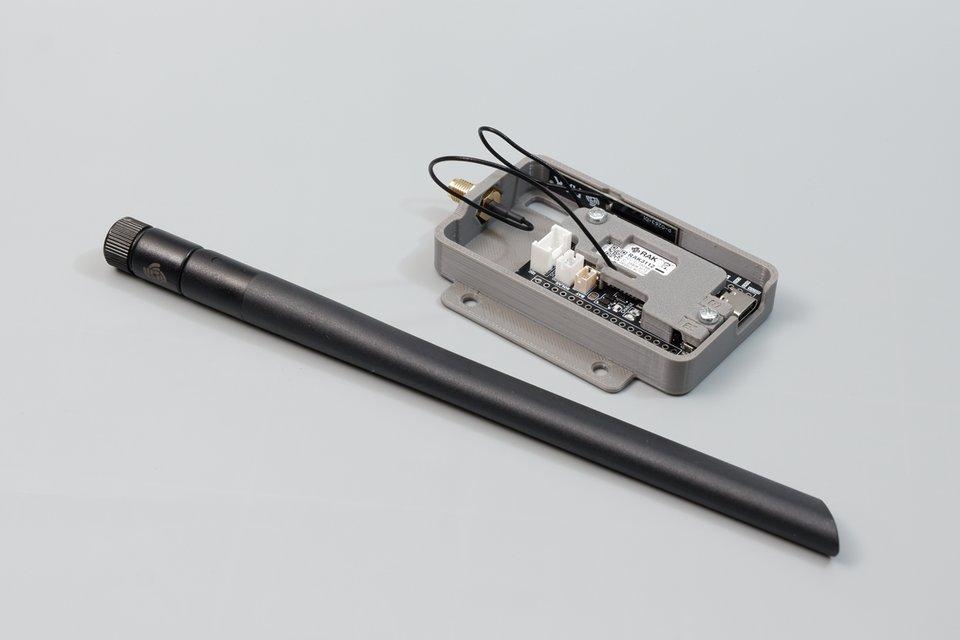 Cubicore Devboard package contents including the pre-assembled baseplate, antenna locker plate, and blade antenna